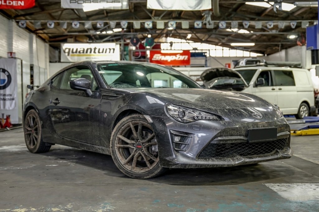 Dirty, dusty Toyota 86 before detailing